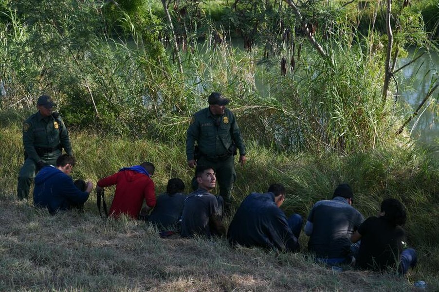 [ẢNH] Những khoảnh khắc xúc động của dòng người nhập cư ở biên giới Mỹ - Mexico
